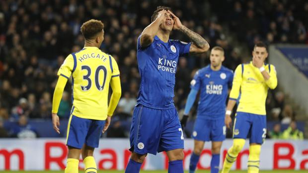 El Leicester juguetea con el descenso