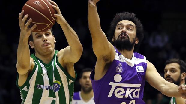 El base serbio del Betis Energia Plus, Nikola Radicevic (i), ante el jugador del Real Madrid, Sergio Llull