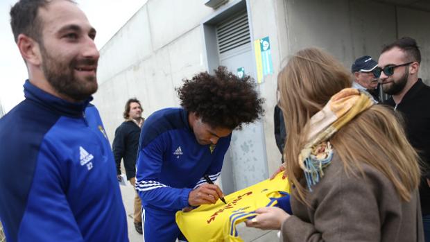 Buen humor y autógrafos en la vuelta al trabajo del Cádiz CF