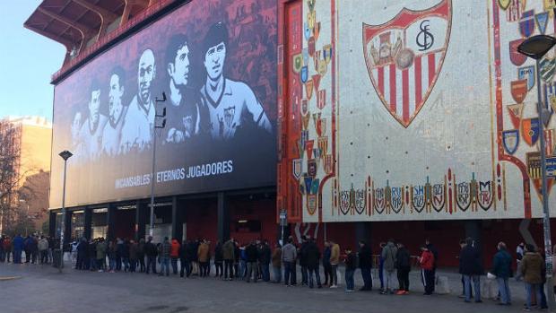 Largas colas en el Sánchez-Pizjuán para acompañar al equipo a Madrid