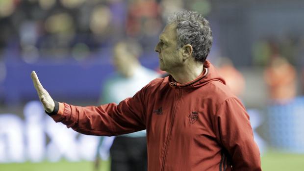 Osasuna echa a Caparrós