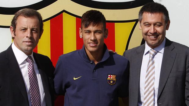 Rosell, Neymar y Bartomeu, el día de la presentación de la estrella brasileña