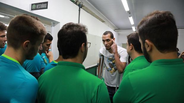 Neto, uno de los jugadores que sobrevivió al accidente, aconseja a sus nuevos compañeros