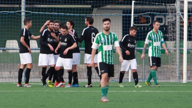 Los jugadores del Real Avilés celebran un tanto ante el Lenense