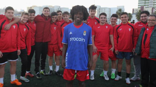 Detallazo del Real Oviedo con Etienne y contra el racismo