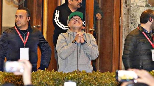 Maradona, en la puerta de su hotel
