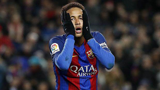 Neymar se lamenta tras una ocasión fallada en un partido