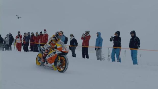 Increíbles imágenes de Márquez pilotando en la nieve