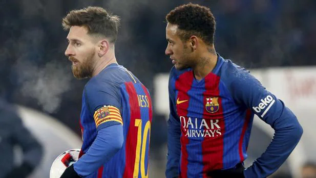 Neymar junto a Messi durante el partido entre el Barcelona y la Real Sociedad