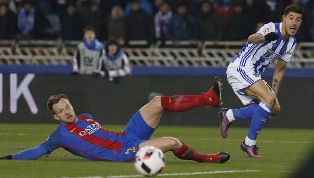 Rakitic trata de interceptar un balón durante el partido de este jueves