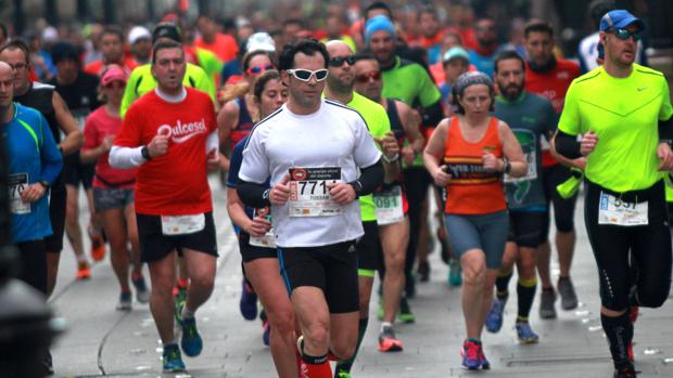 Corredores del medio maratón de Sevilla