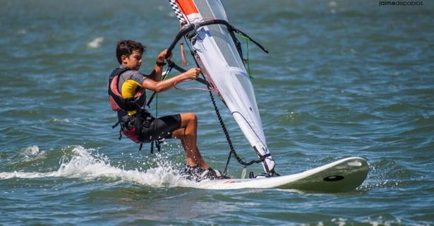 Fin de semana complicado para los windsurfistas en la bahía de Cádiz