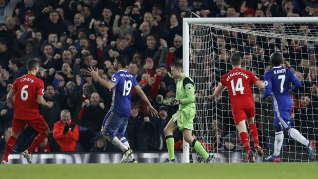 El líder resiste en Anfield