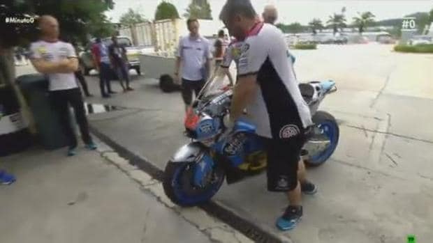 Miembros del equipo de Tito Rabat devuelven la moto al garaje después de la caída