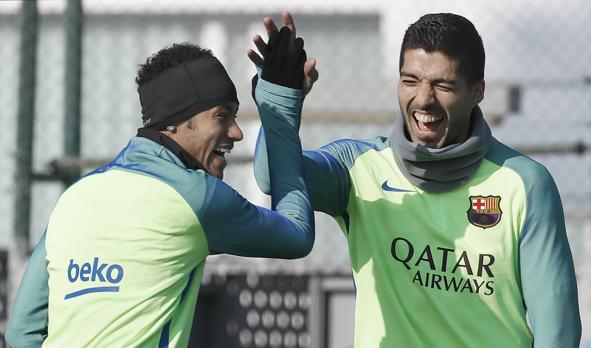 Neymar bromea con Luis Suárez durante un entrenamiento del Barcelona