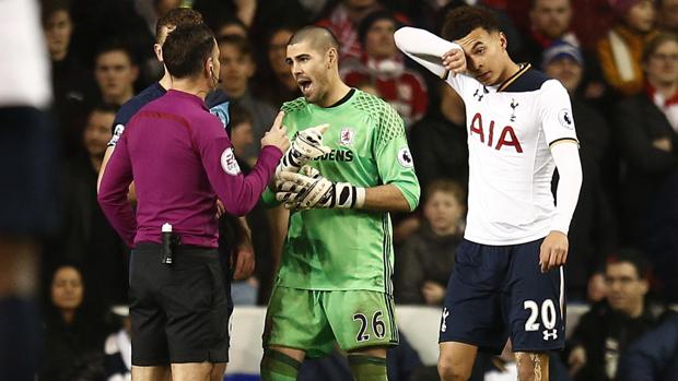 Víctor Valdés pierde la cabeza con Dele Alli