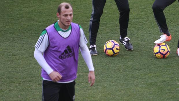 Zozulya, en un entrenamiento con el Betis