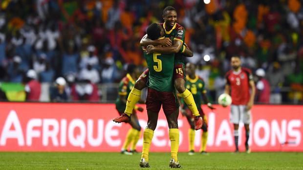 Los jugadores de Camerún celebran su título en la Copa África