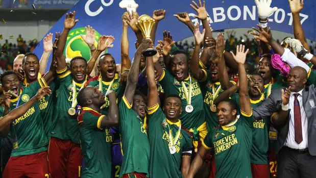 Los jugadores de Camerún celebran su título en la Copa África
