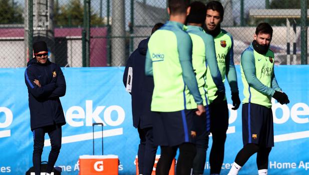 Luis Enrique observa cómo entrenan sus jugadores durante la sesión matinal de este lunes