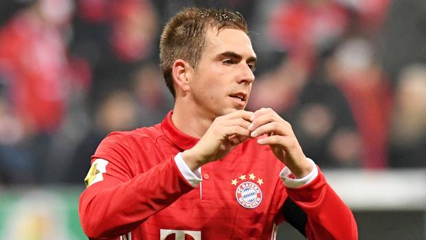 Phillipp Lahm sale del campo tras la victoria ante el Wolfsburgo en Copa