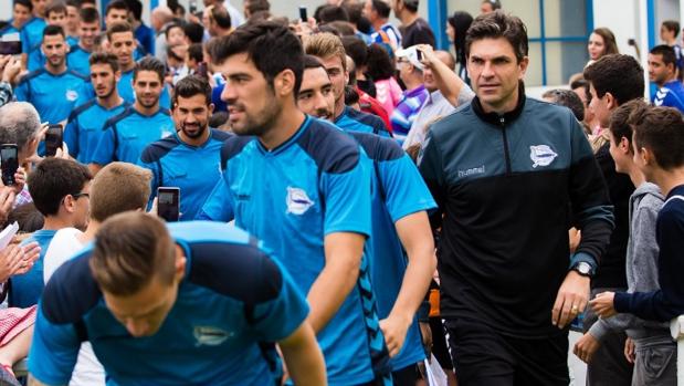 Los jugadores del Alavés y su técnico, Pellegrino, arropados por su afición