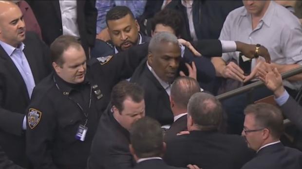 Lío en el Madison Square Garden: Charles Oakley, sacado a rastras