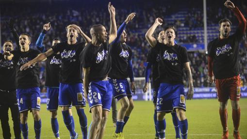 Los jugadores del Alavés celebran el pase a la final