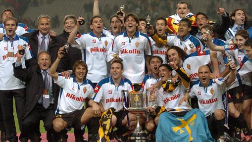 Los jugadores del Zaragoza celebran el triunfo ante el Madrid