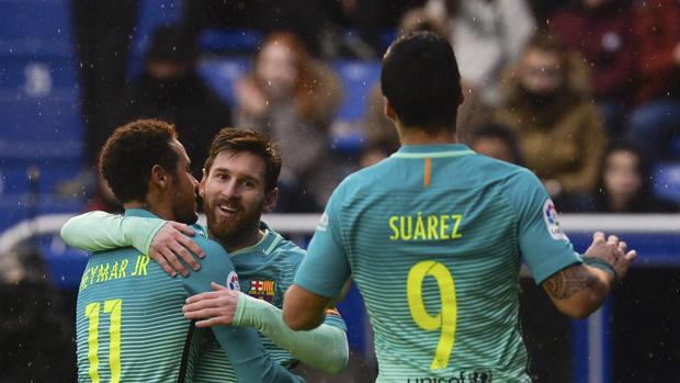 El tridente del Barcelona celebra uno de los goles anotados al Alavés