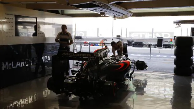Mecánicos de McLaren trabajan en el monoplaza en una carrera del año pasado