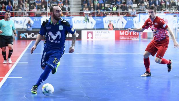 Ricardinho mira a la puerta rival ante el acoso de Marinovic