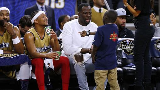 Jarrius "Little JJ" Robertson charla con Draymond Green, de los Warriors