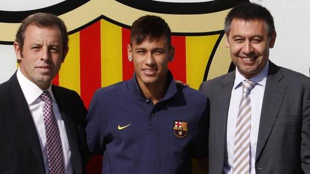 Rosell, Neymar y Bartomeu posan en 2013 durante la presentación del jugador