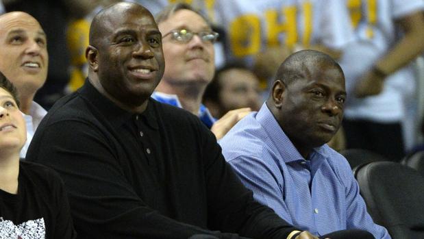 Los Lakers ponen su equipo en manos de Magic Johnson