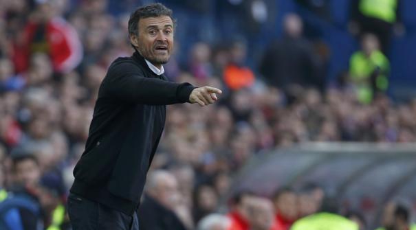 Luis Enrique da instrucciones a su equipo ante el Atlético de Madrid