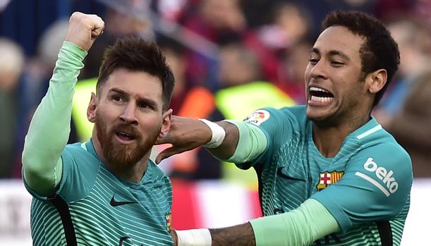 Neymar celebra junto a Messi el gol que el argentino anotó el domingo ante el Atlético en el Calderón