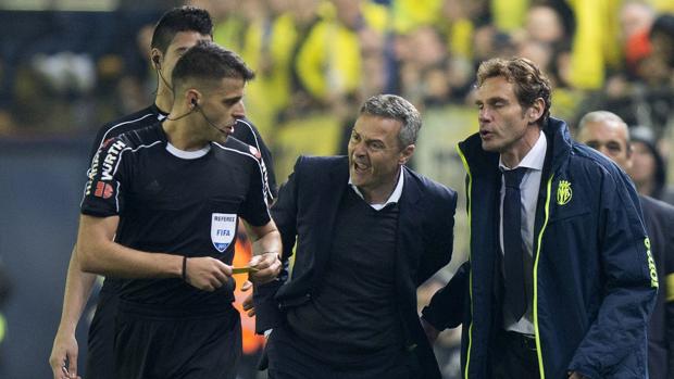 Escribá se dirige a Gil Manzano durante el Villarreal-Real Madrid