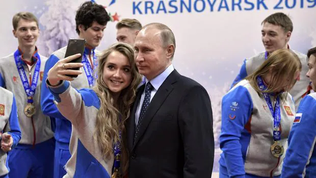 Putin, con jóvenes deportistas rusos