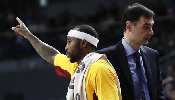 Georgios Bartzokas junto a Tyrese Rice durante el partido que el Barcelona disputó ante Estudiantes