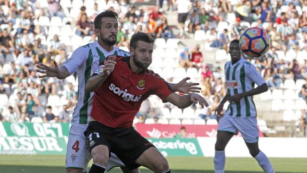 El central Héctor Rodas, en el Córdoba CF-Nástic de la primera vuelta