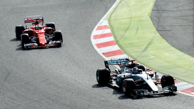 Vettel y Bottas, durante la tercera jornada de entrenamientos