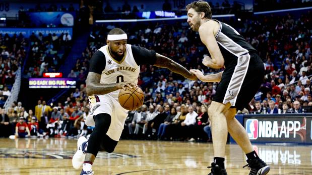 Pau Gasol, ante DeMarcus Cousins, en el duelo ante los Pelicans