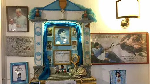 Santuario de Maradona en el Bar Nilo, en el centro de Nápoles