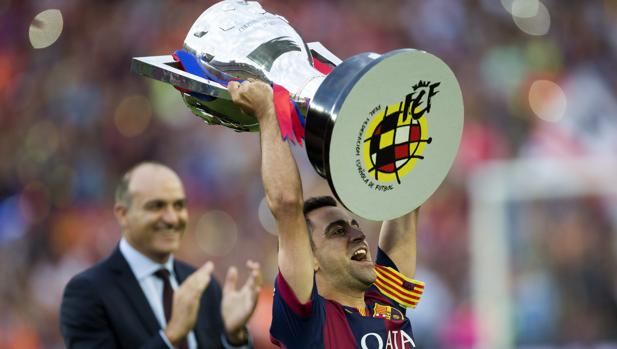 Xavi Hernández levanta la última Copa de la Liga que ganó con el Barcelona