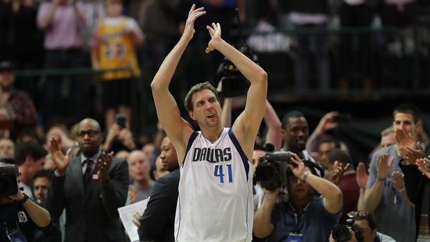 Dirk Nowitzki aplaude a la grada tras superar los 30.000 puntos