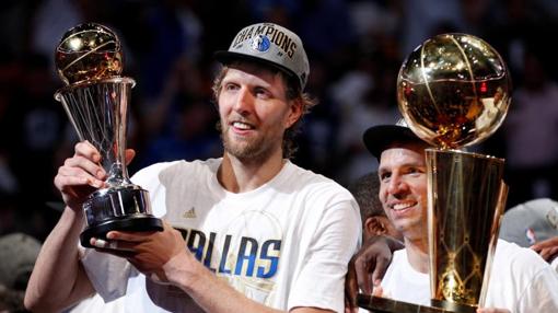 Nowitzki y Jason Kidd, tras ganar el título con los Mavs en 2011