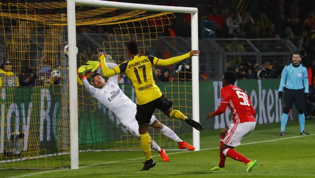 Un triplete de Aubameyang hunde al Benfica