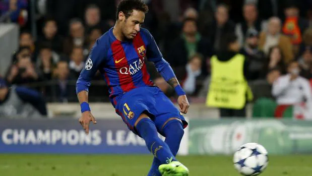 Neymar en el momento de lanzar el penalti ante el PSG