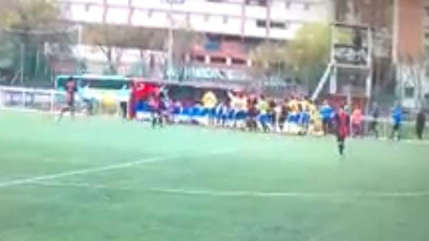 Tumulto que se formó en la banda durante el partido entre el Adarve y el Colegio Diocesanos